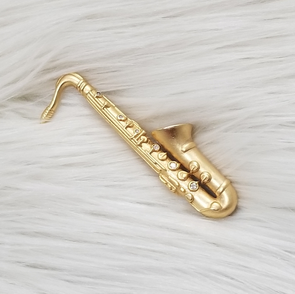 Vintage gold trumpet brooch